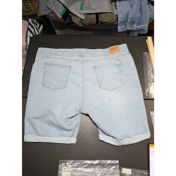 Signature by Levi Strauss & Co. Gold Label Totally Shaping Pull On Bermuda Short - Picture 5 of 6